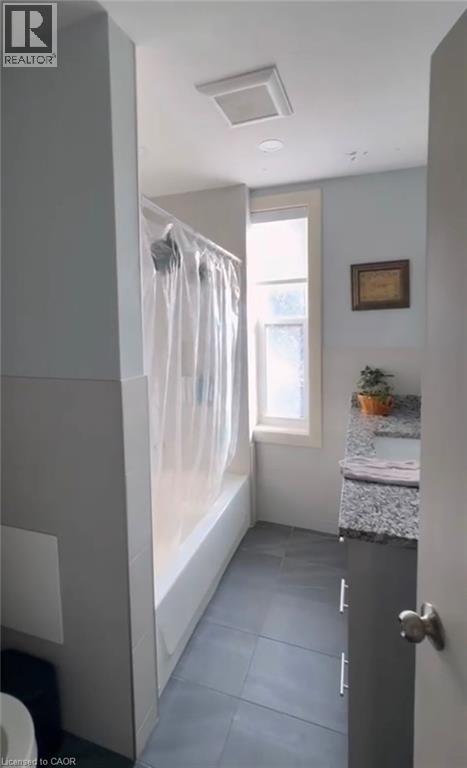 Photo du bâtiment - 971.5 MAIN Street E