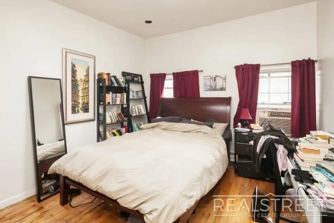 Building Photo - 2 BR 1.5 Bath with Roof Deck in Cobble Hill!