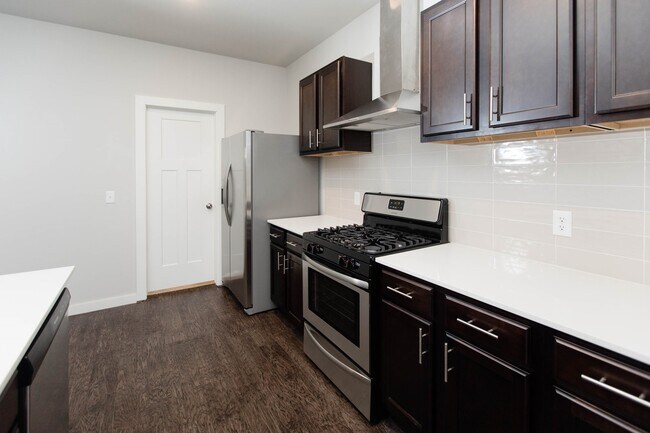 Building Photo - 3 Bed 2 Bath 2 Car Garage Duplex - 15th an...