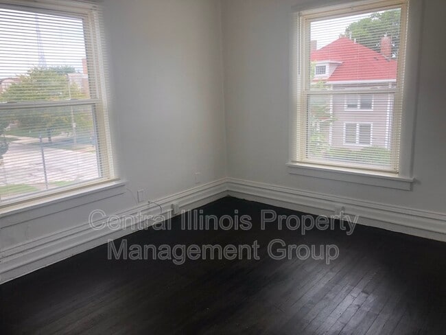 Building Photo - 403 E Monroe St