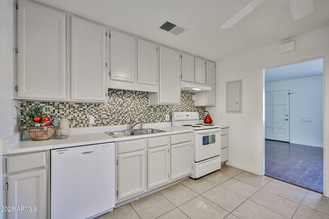 Foto del edificio - 2221 W Clarendon Ave