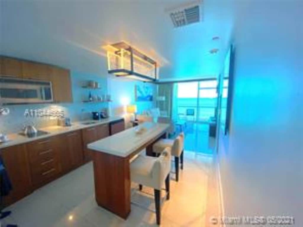 Primary Photo - 6801 Collins Ave