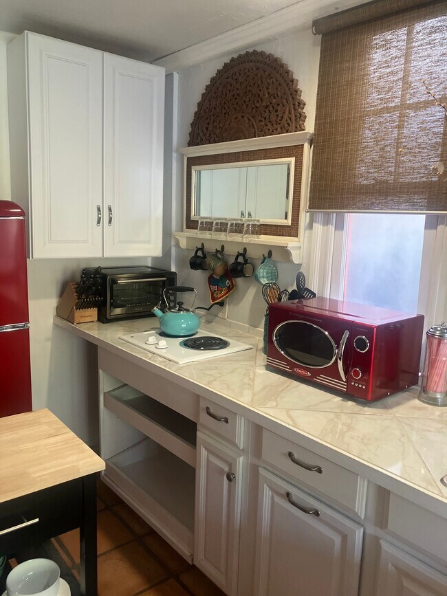Kitchette - 2527 33rd St