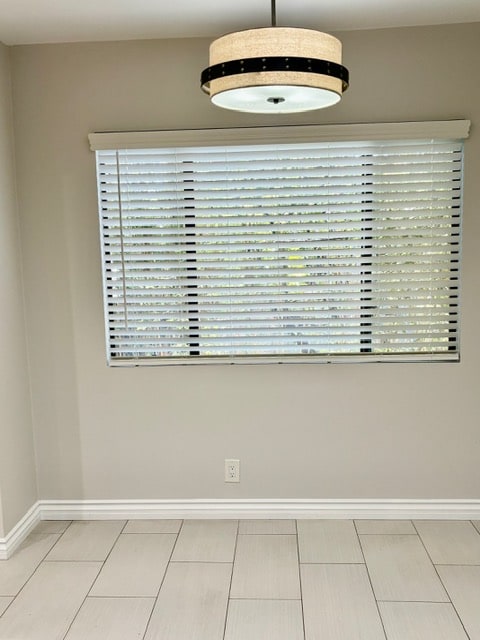 Building Photo - 2488 Beachwood Dr