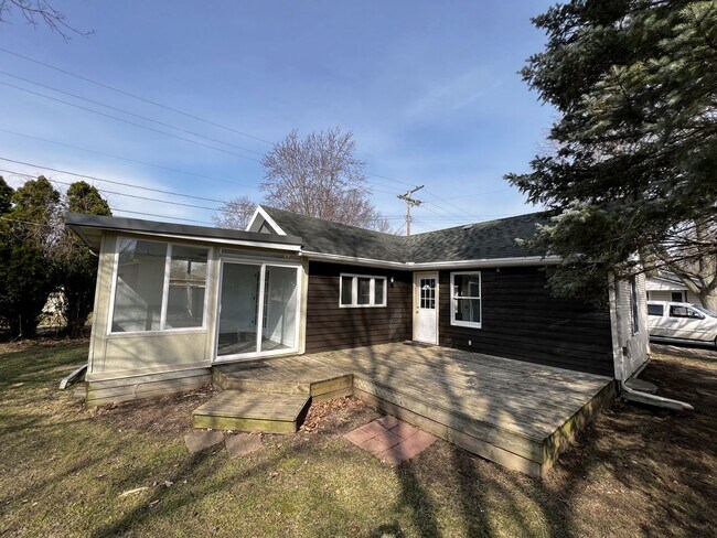 Building Photo - Beautiful Recently Renovated 2-Bedroom Hom...
