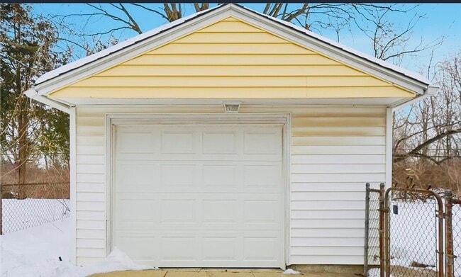 Building Photo - 2251 Vale Dr