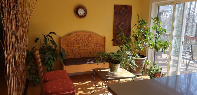 Sitting area off kitchen - 4735 Pilgrim Mill Rd