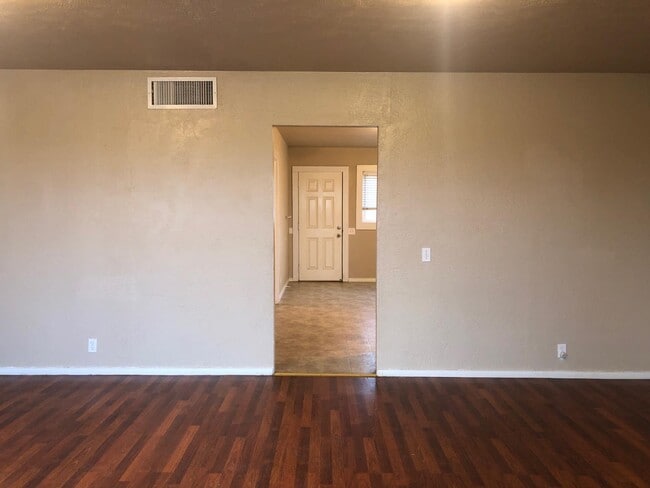 Foto del edificio - 7902 Clinton Ave