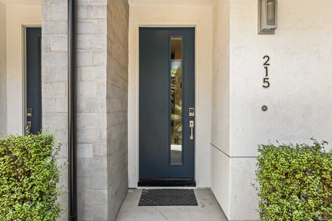 Puerta de entrada con puerta de entrada sin llave. - 215 Elm Ave