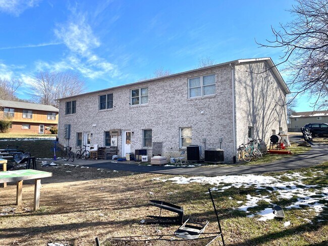 Foto del edificio - Available for the 2026-2027 lease term.