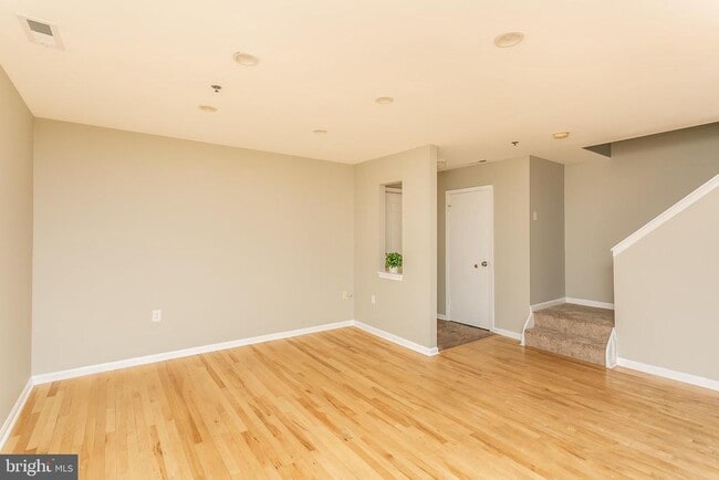 Building Photo - 553 McManus Way