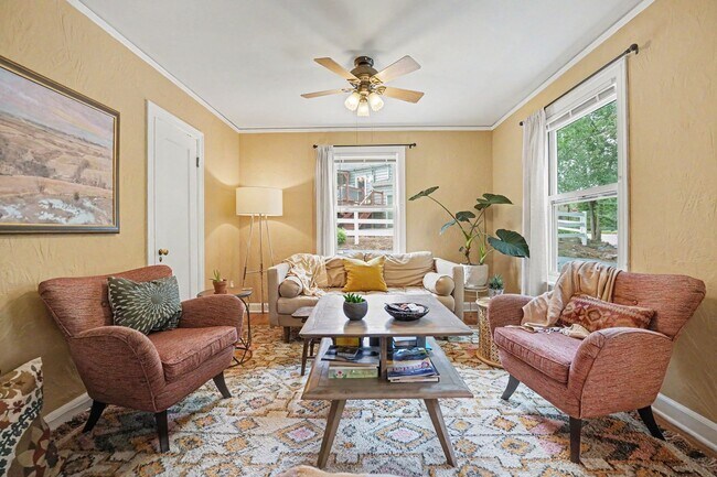 Foto del edificio - Charming Golden Retreat with a Backyard Oasis, Garden Dreams & Bonus Loft Office!
