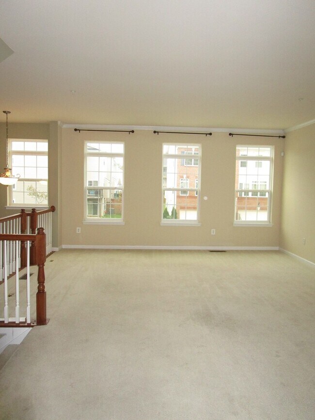 Building Photo - Beautiful 3 Bed/2 Full/2 Half Bath Townhom...