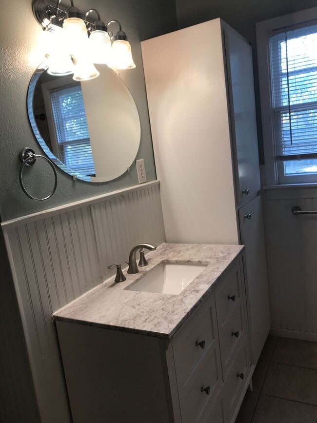 Building Photo - Pre Leasing for Fall 2026! 4/2 in Medical District!