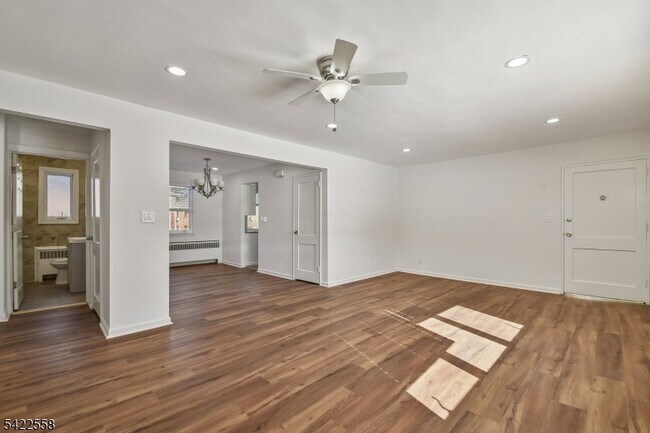 Foto del edificio - 16 Troy Dr