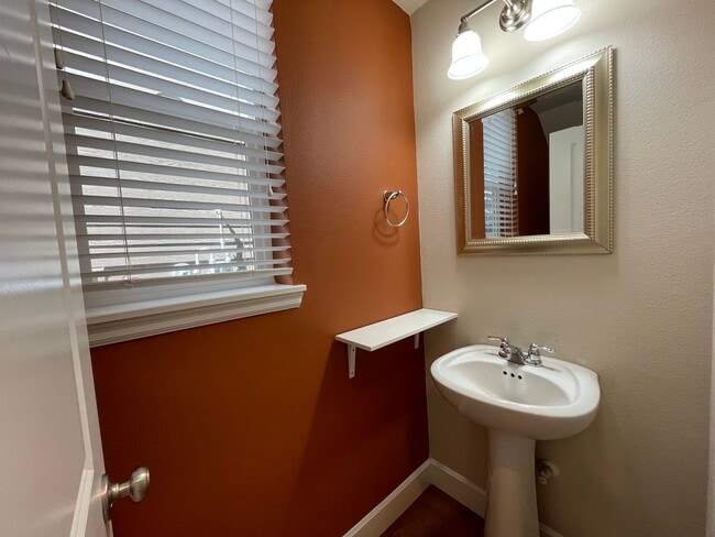 Building Photo - Fantastic Bethany 4 bed 2.5 Bath Townhome ...