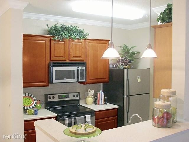 Foto principal - 9914 W Military Dr