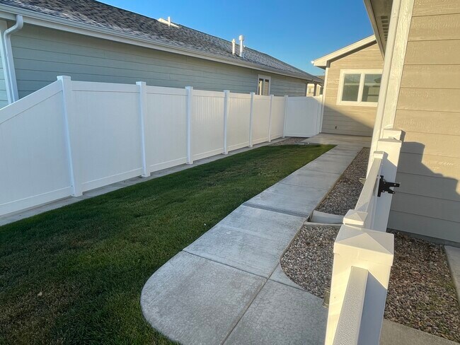 Fenced Side Yard - 4719 Van Buren Ave
