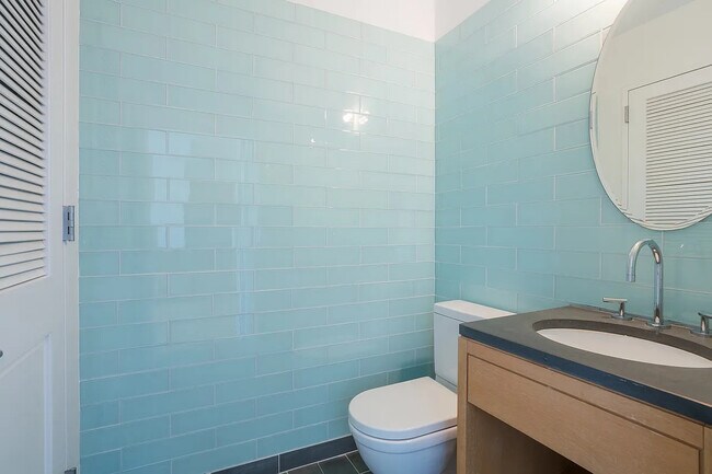 Foto del edificio - 310 W 52nd St