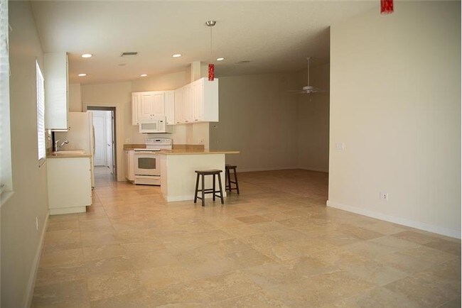 Building Photo - 11393 SW Pembroke Dr
