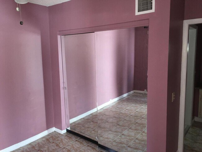 Foto del edificio - 4943 Lincoln Rd