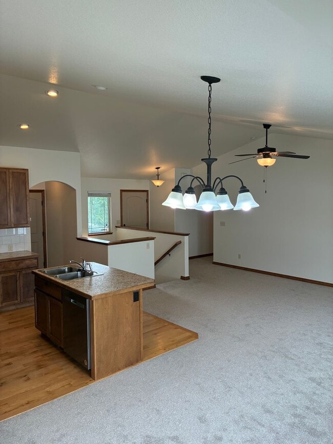 Foto del edificio - Beautiful 3 bedroom, 2 Bath Ranch with Attached 2 Car Garage and Fenced In Yard-The Meadows in We...
