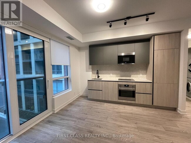 Building Photo - 108 Peter St