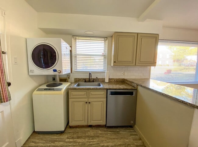 Building Photo - 2 bed, 1 bathroom house near Christian Brothers University in Midtown Memphis