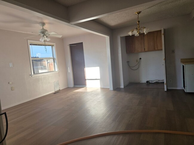 Building Photo - Pet Friendly family home