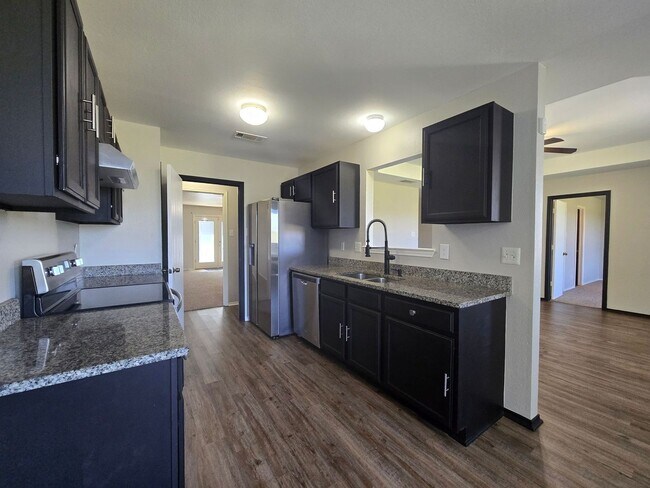 Foto del edificio - AVAILABLE NOW!