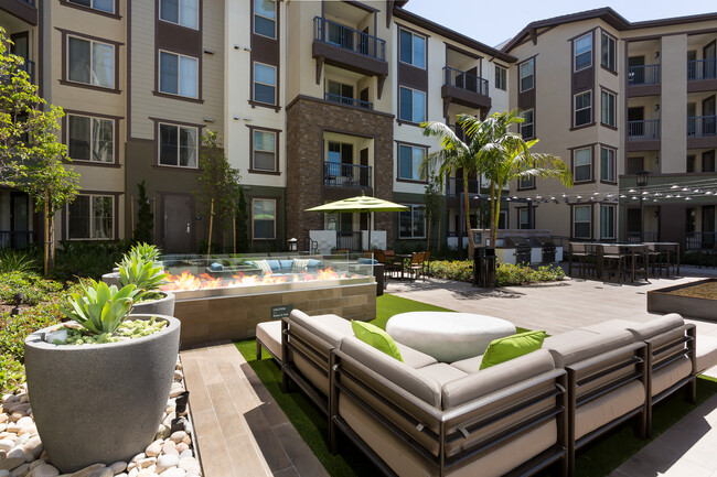 Fountain Courtyard - Avalon Glendora