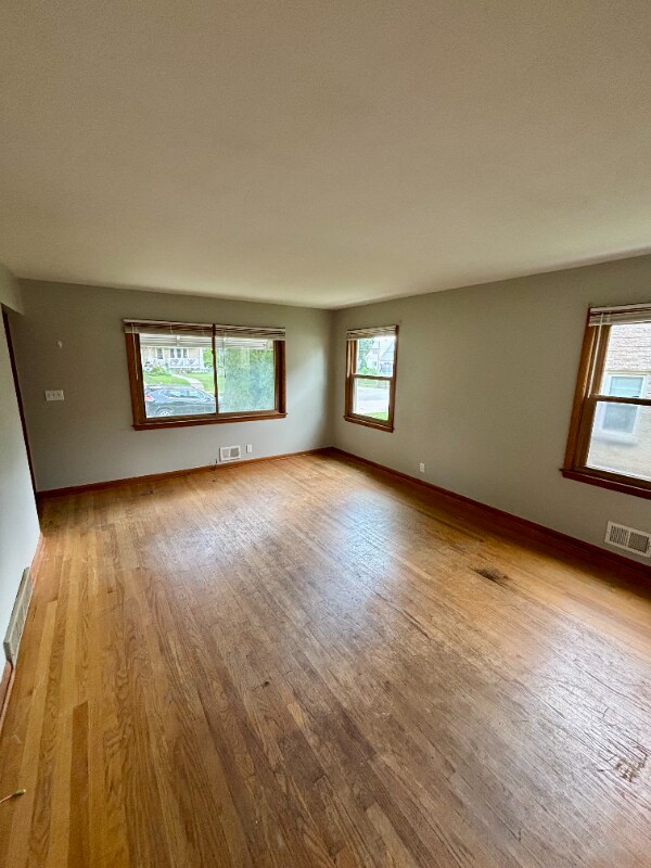 Foto del edificio - 3389 S Whitnall Ave