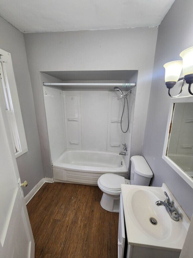 Foto del edificio - 11702 Honeydale Ave