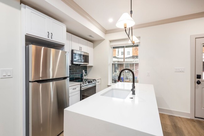 Foto del edificio - Welcome home to this newly renovated porch...