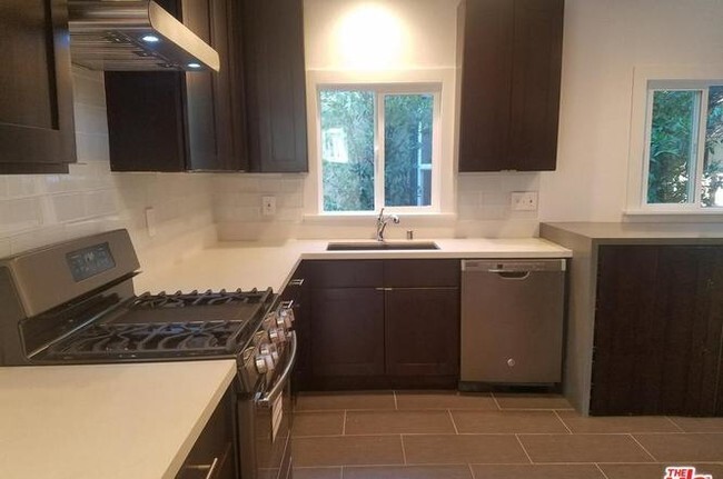 beautiful kitchen with washer and dryer - 4308 Lockwood Ave