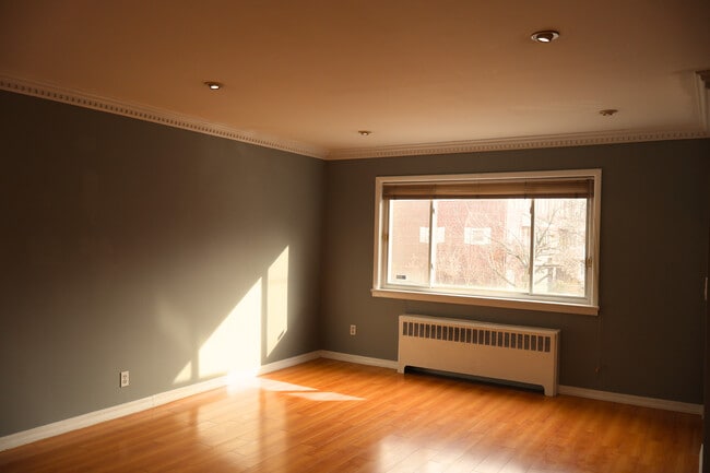 large sunny living room - 31 Towers St