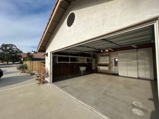 Building Photo - 11525 Canyon Park Dr