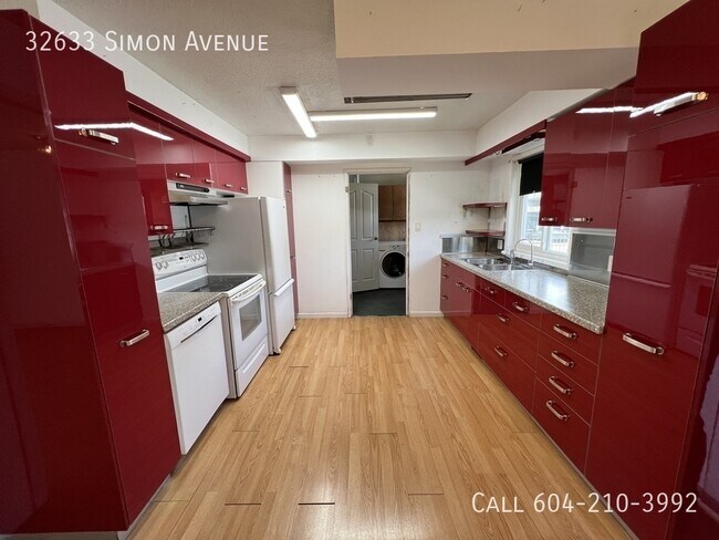 Photo du bâtiment - Bright 3 Bedroom Home with Large Shop!