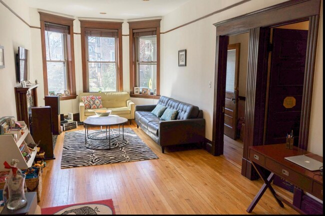 Building Photo - 1361 N HOYNE Ave