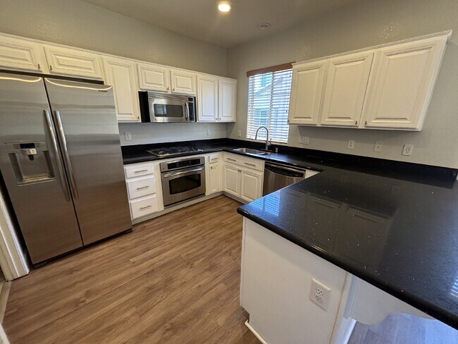 Foto del edificio - 3 Bed 3.5 Bath Summerlin - MOVE IN SPECIAL