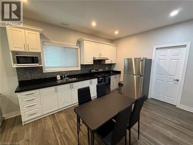 Building Photo - 106 Spadina Ave