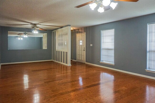 Foto del edificio - 10526 Hammerly Blvd