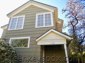 Building Photo - 1136 SW Gibbs St