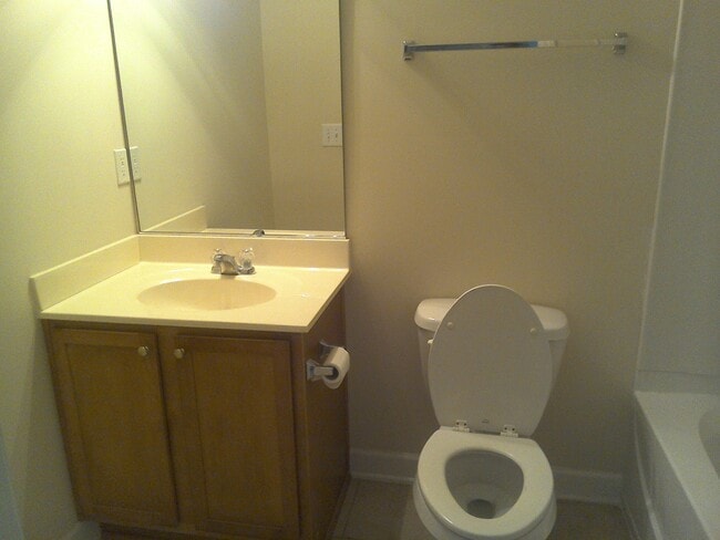 Building Photo - 2 Bedroom 1st Floor Condo in Berkshire Forest