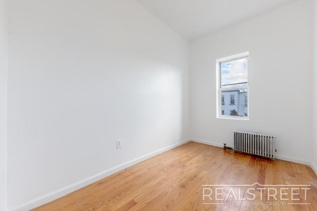 Building Photo - Lovely 3 BED Floor Thru w/ PRIVATE BACKYAR...