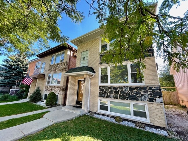 Building Photo - Freshly Renovated 3-Bed in Jefferson Park – In-Unit Laundry & Modern Upgrades!