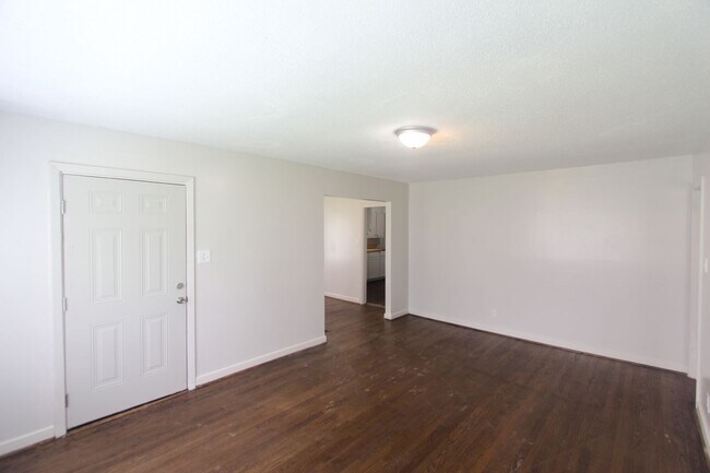Building Photo - New On The Market! Totally Renovated! Chec...