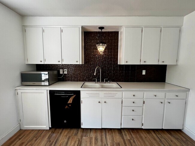 Foto del edificio - 3702 Parkway Ln