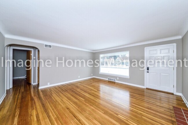 Building Photo - Lovely Ranch Home In Fairview Park!