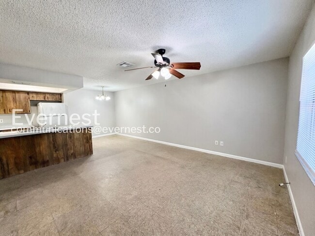 Building Photo - 3062 St Paul Dr